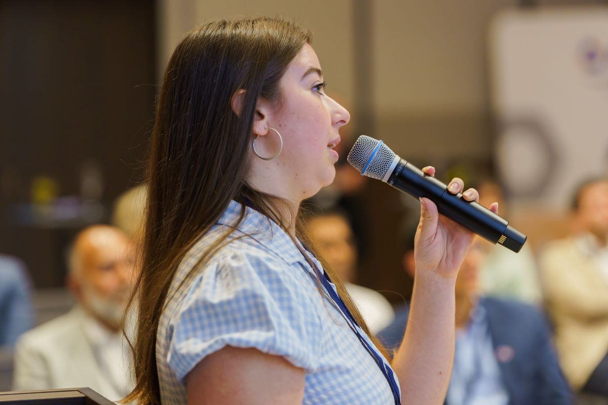 Ainoa Forteza presenting